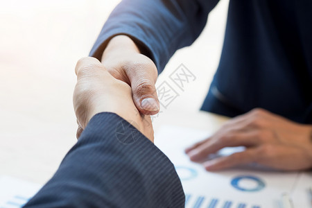 两个自信的商人在办公室开会时握手成功交易问候和伙伴概念房间高清图片素材
