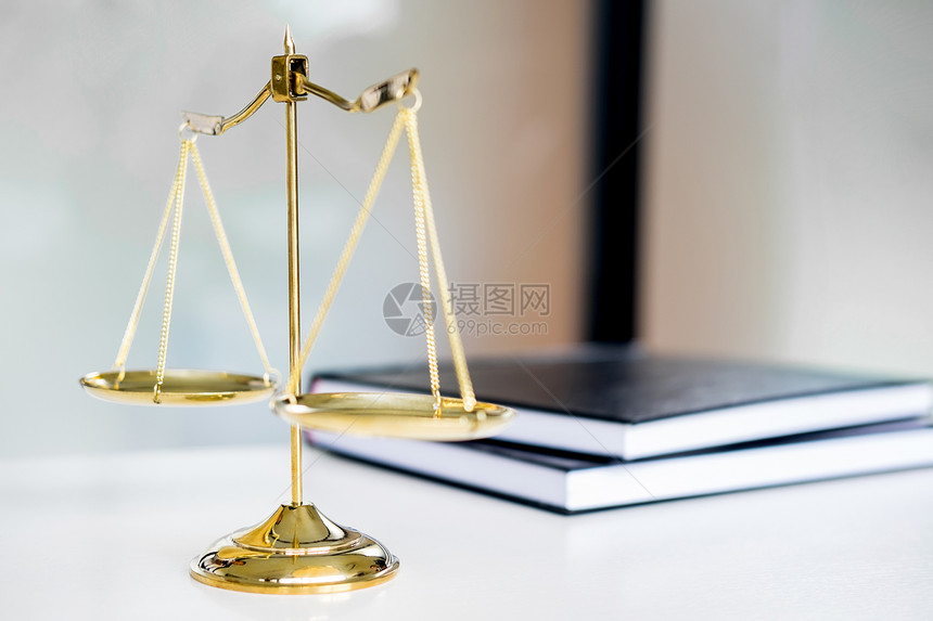 法律尺度或黄金重量和法律书籍放在桌上代表正义公平的象征图片