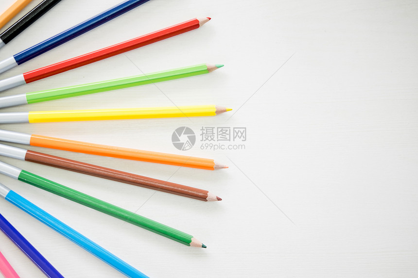 木制铅笔颜色被放在木制白桌子上图片