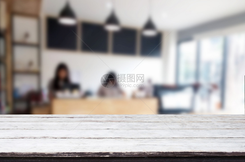 选中的空棕色木桌和咖啡店背景模糊带有bokeh图像用于您的相片补装或产品显示图片