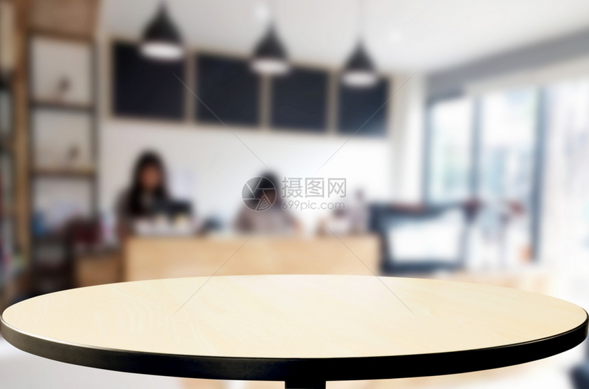 棕色木桌和咖啡店背景模糊带有bokeh图像用于相片补装或产品显示图片