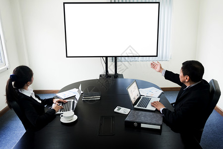 利用空白屏幕台式电脑进行视会议的青年商人成人高清图片素材