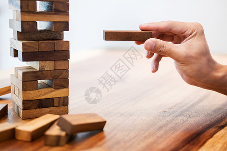 将木制块置于风险控制规划和战略的塔式风险控制规划和战略概念之上背景