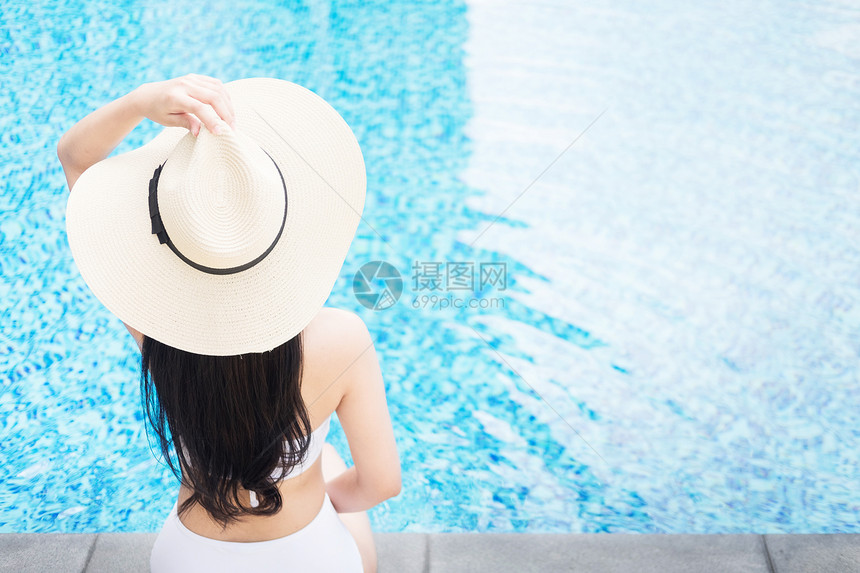 在豪华别墅的游泳池里享受放松在海边和日落的滩上旅行图片