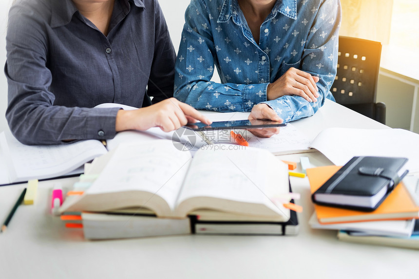 青年学生校园帮助朋友追赶和学习辅导人学习教育和学校概念图片