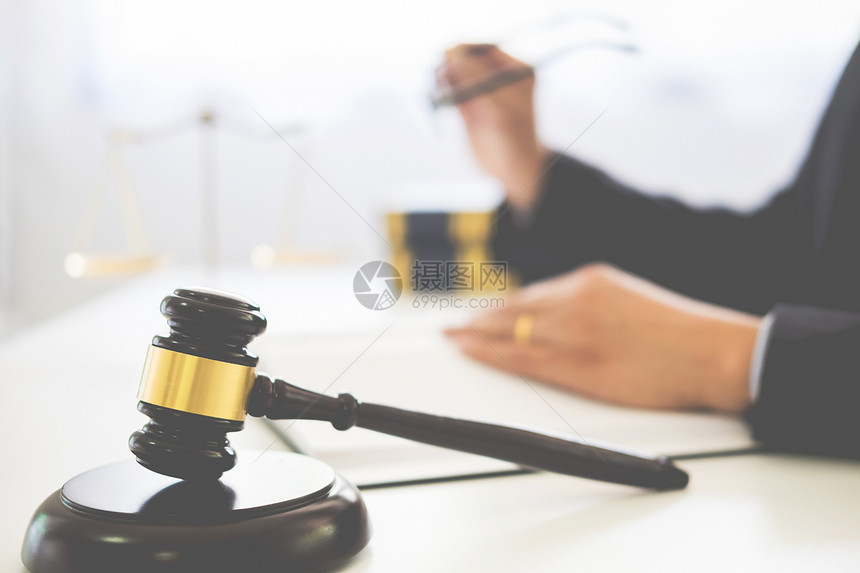 司法律师用木制书桌背景图片