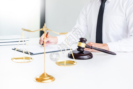 司法律师用木制案桌背景图片