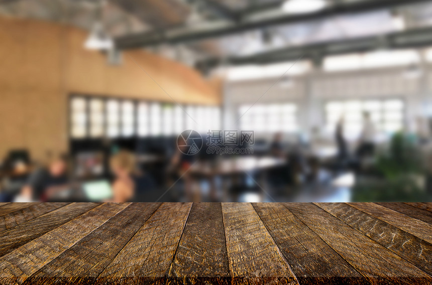 棕色木制桌和咖啡店或restaun模糊背景带有bokeh图像用于相片补装或产品显示图片