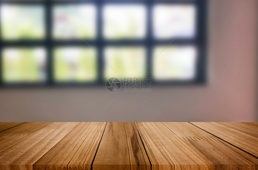 在背景模糊的客厅前木板空桌间平台可用于显示或补装产品模拟显示产品图片