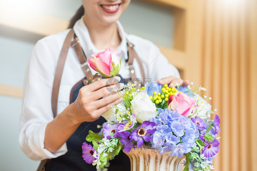 女店长手工制作花束图片