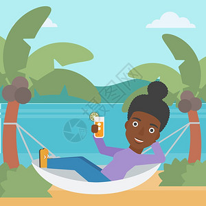 撒谎一位非美裔女子在海滩的吊床里休息设计图片