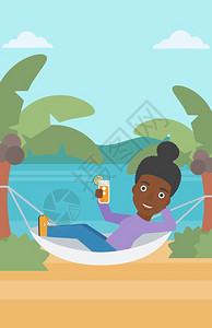 撒谎一位在海滩的吊床里休息的非裔女子设计图片