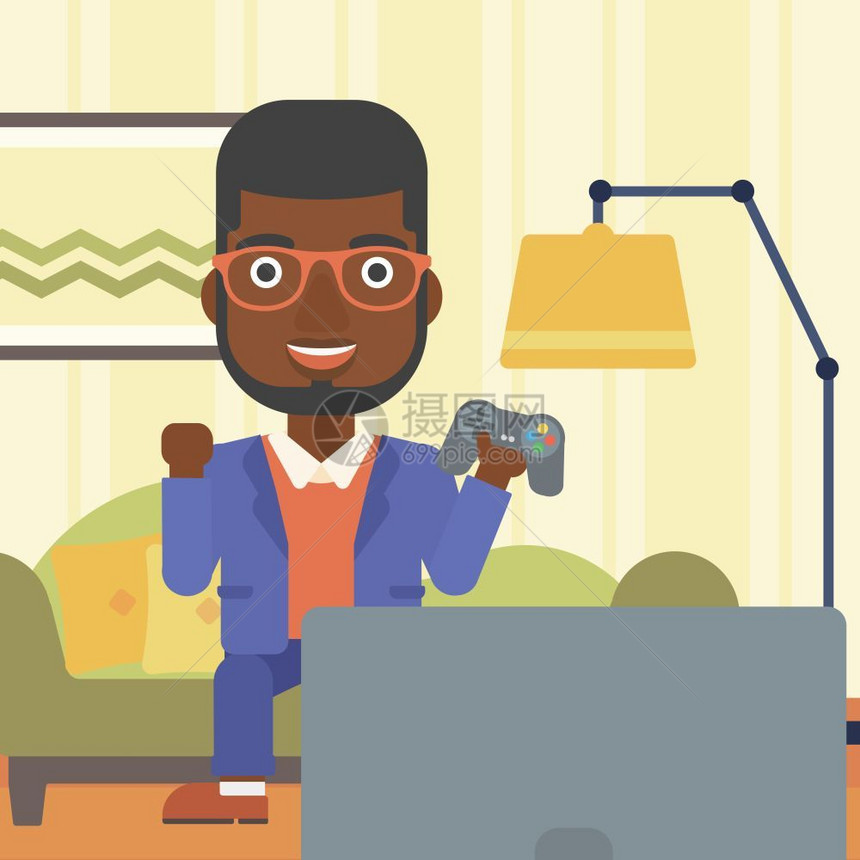 坐在客厅的沙发上拿着手柄玩游戏的非裔男人图片
