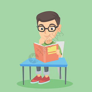 带眼镜坐在桌子上读书的男孩图片