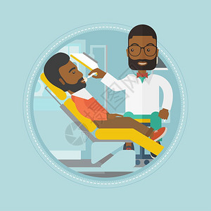 一名坐在椅子上被牙科医生诊断牙齿的非洲男子卡通矢量插画图片