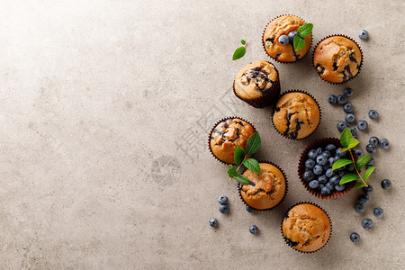 新鲜蓝莓浆果和蓝莓松饼顶视图背景图片