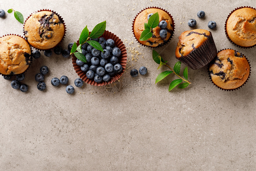 横向排列的蓝莓松饼和蓝莓浆果顶视图图片