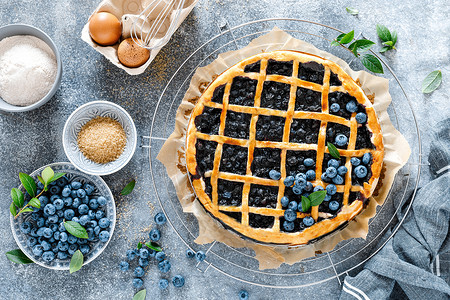 带有花边糕饼的美洲蓝莓派和蛋糕食材顶视图图片