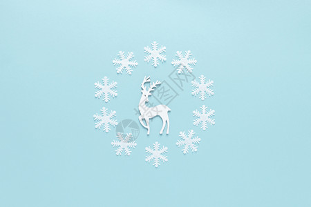圣诞节新年小鹿和雪花构成的简约图片图片