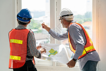 高级工程师和建筑负责计划房屋人员图片