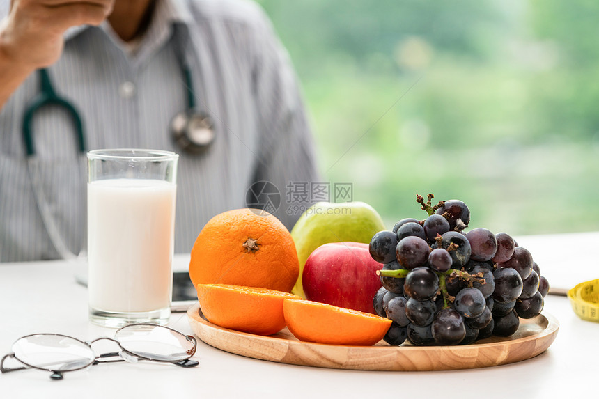 健康食品水果和牛奶饮食良图片