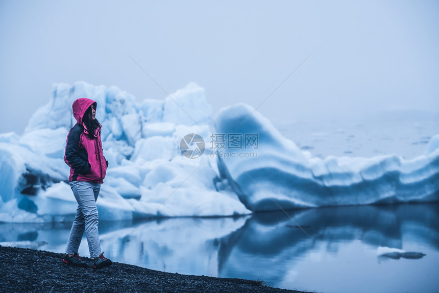 北冰洋公园散步的女人图片