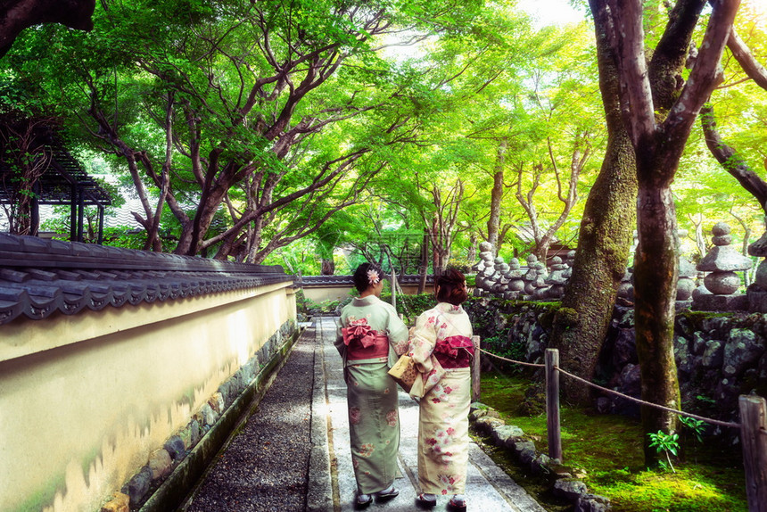 穿着传统的日本和服的人图片