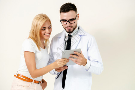 男医生和女病人看平板电脑以获取保健数据记录博士学位高清图片素材