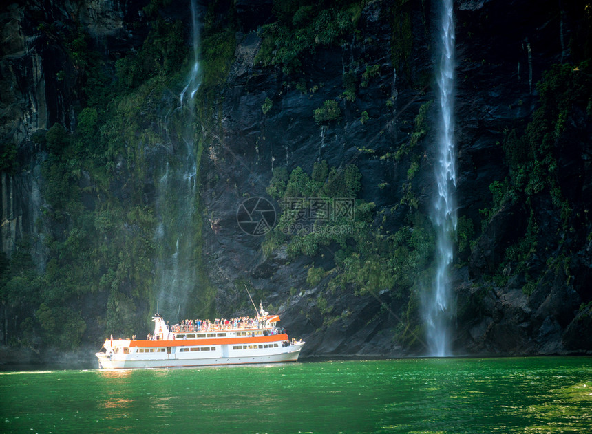观光游客游览新西兰南部岛屿的菲奥德兰公园美丽瀑布图片