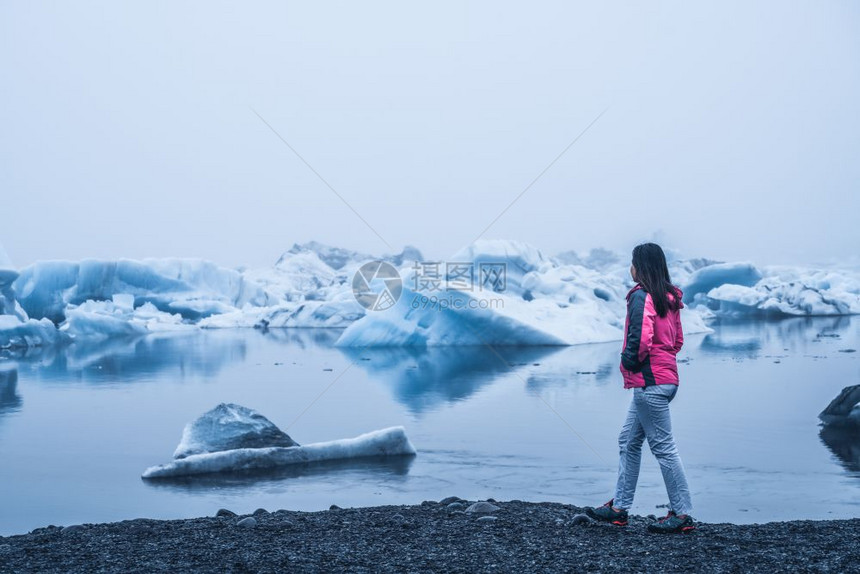 女探险家在北冰洋公园探险图片