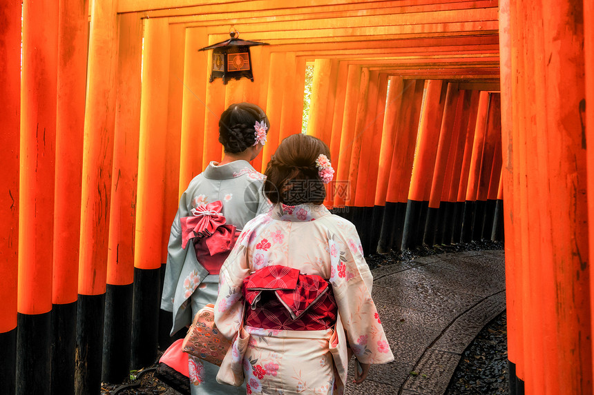 穿着传统日本和服的旅行者图片