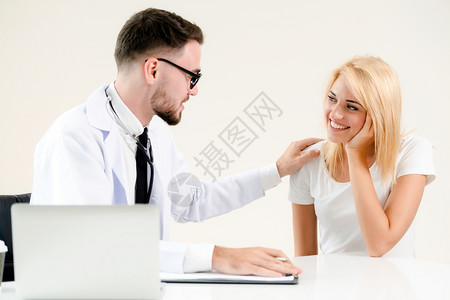 男医生正与女患者交谈图片