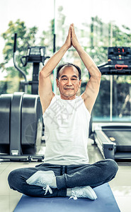 老年男子在健身房练瑜伽成熟健康的生活方式图片