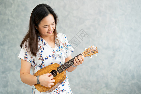 女音乐家在演奏歌曲图片