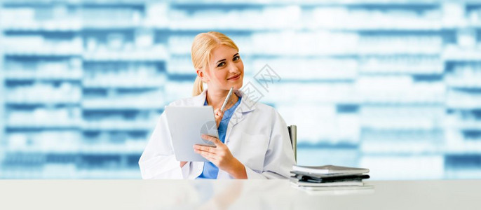 药剂师使用店的平板电脑医疗保健和药剂人员服务图片