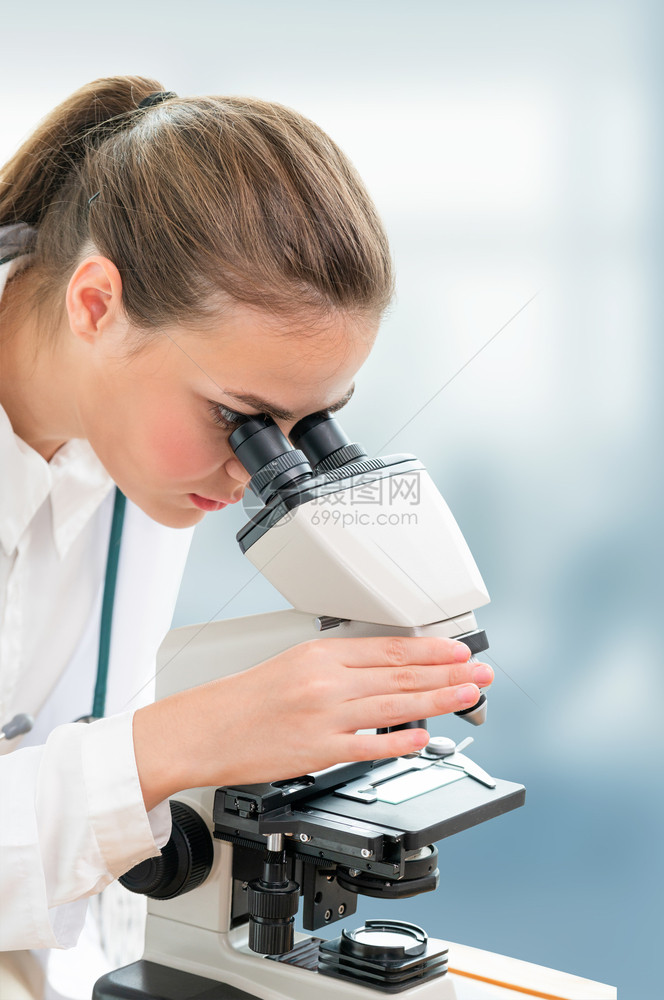 在实验室使用显微镜的科学家研究员图片