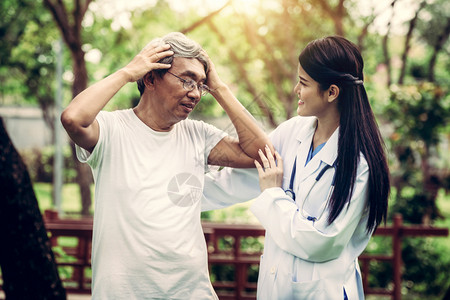 在医院户外照顾病人的医生图片