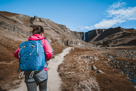 女性徒步旅行爱好者图片