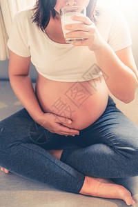 孕妇喝牛奶以换取肚子里婴儿骨头强健怀孕图片
