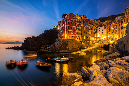 意大利里海沿岸的传统渔村夜景图片