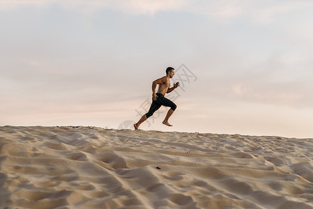 男子在沙漠中跑步图片