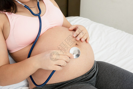 怀孕期间的孕妈妈在听宝宝心跳图片