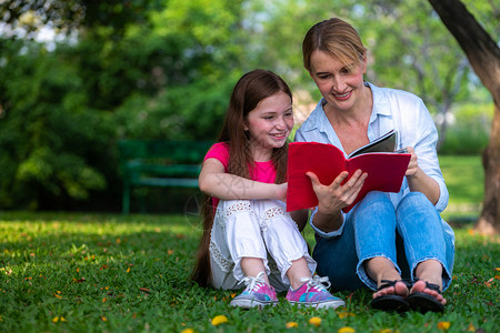 公园里母亲和孩子看书学习图片
