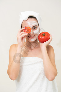 年轻女士用番茄奶油面膜治疗痤疮图片