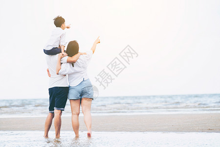 快乐的家庭在海边度假图片