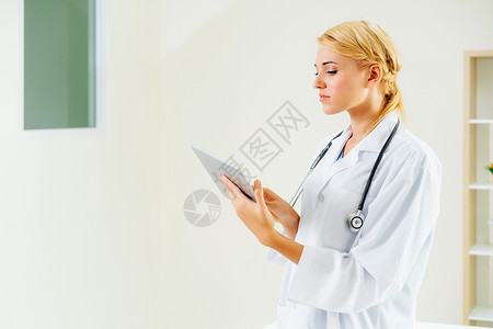 在医院使用平板电脑工作的医生高清图片