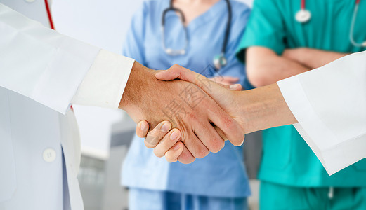 医院工作人员握手图片