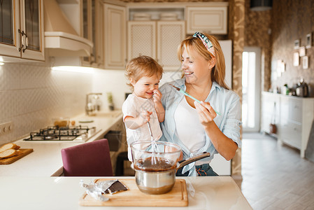 可爱的女人和小孩在厨房做饭幸福的家庭准备甜点图片