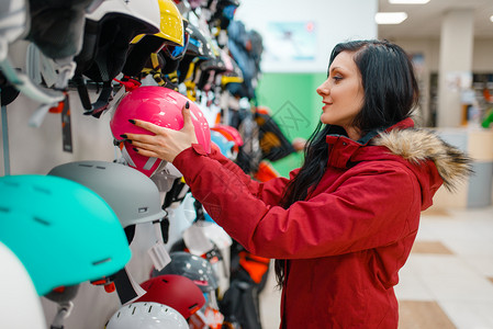 体育商店在商店购买头盔的女人背景