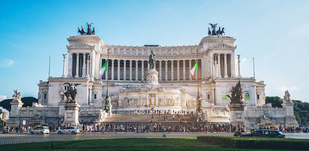 游客参观意大利祖国祭坛纪念碑背景图片